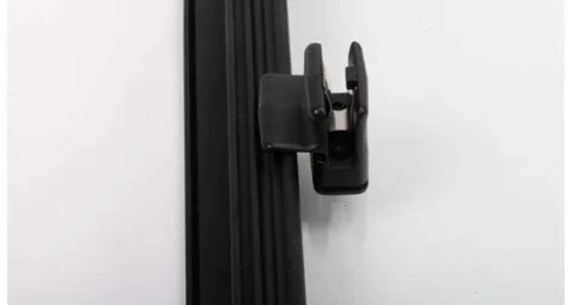 Ventana corredera APSYS aluminio negro con juntas embellecedoras.