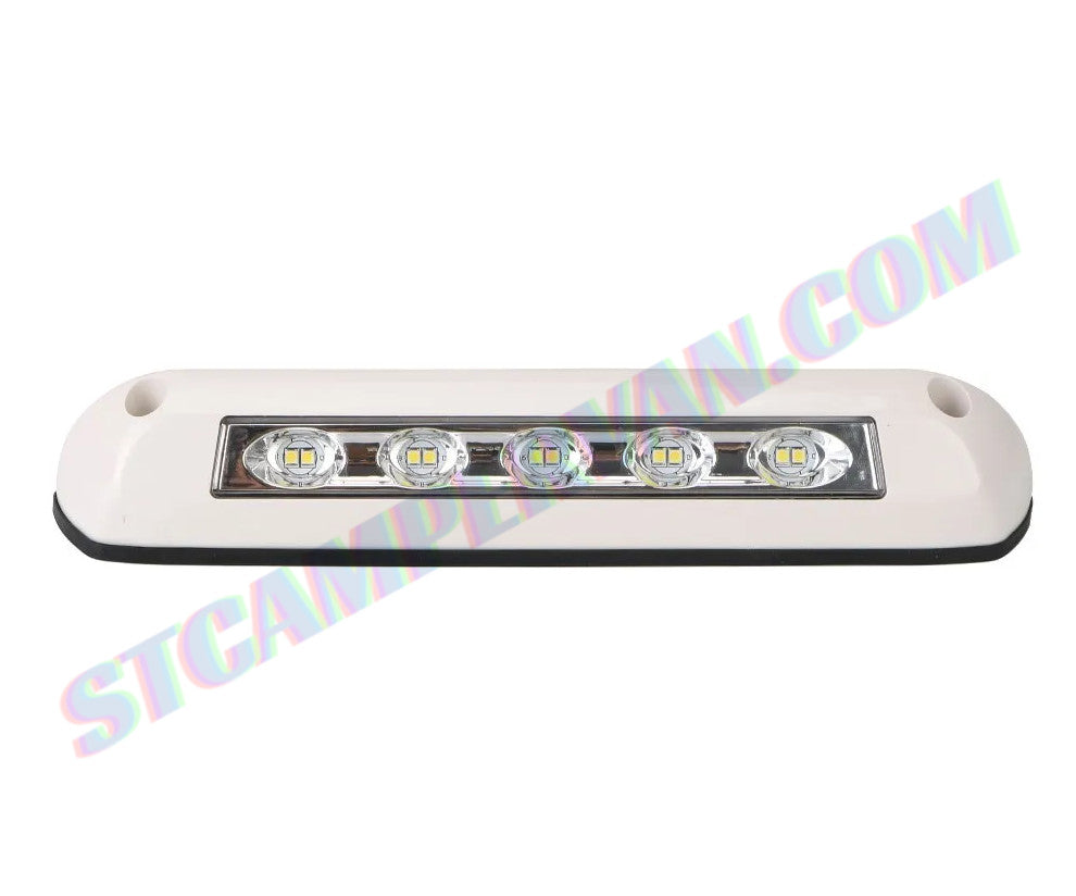 Foco 5 LED negro usado en interior de garaje de camper