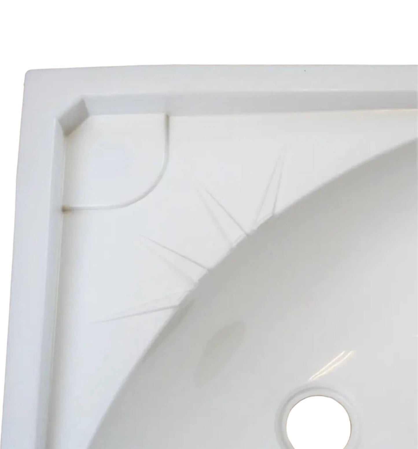 Lavabo esquinero 33×33 cm instalado en baño compacto de camper.