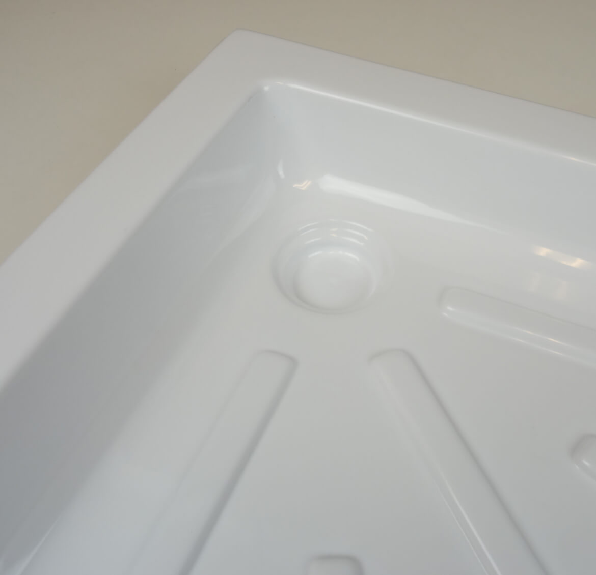 Detalle del orificio de desagüe Ø60 mm en el plato 665×665.