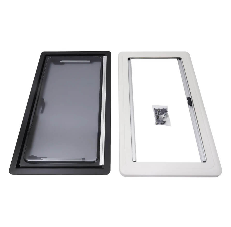 Detalle del oscurecedor y mosquitera de la ventana abatible camper 1200x500 CZ.