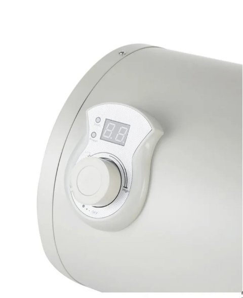 Detalle del calentador de agua CZ 15L 12V 200W con conexiones para camper y autocaravana