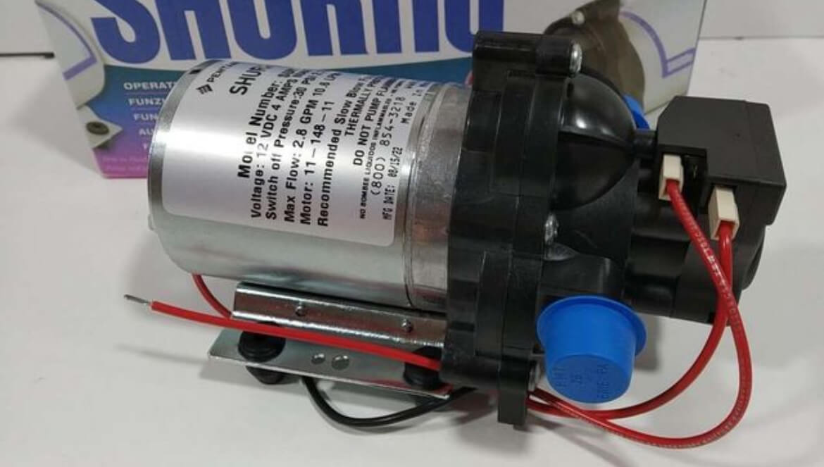 Bomba de agua SHURflo funcionando en sistema de ducha camper