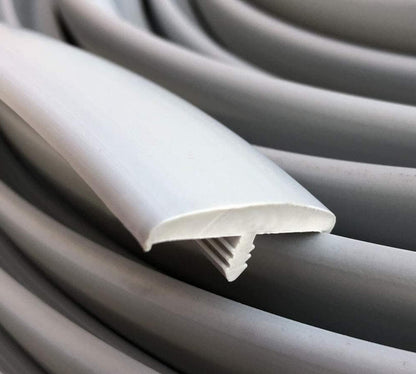 Canto en T gris claro de PVC flexible para tablero 15–16 mm.
