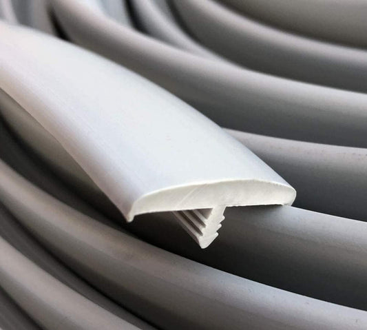 Canto en T gris claro de PVC flexible para tablero 15–16 mm.