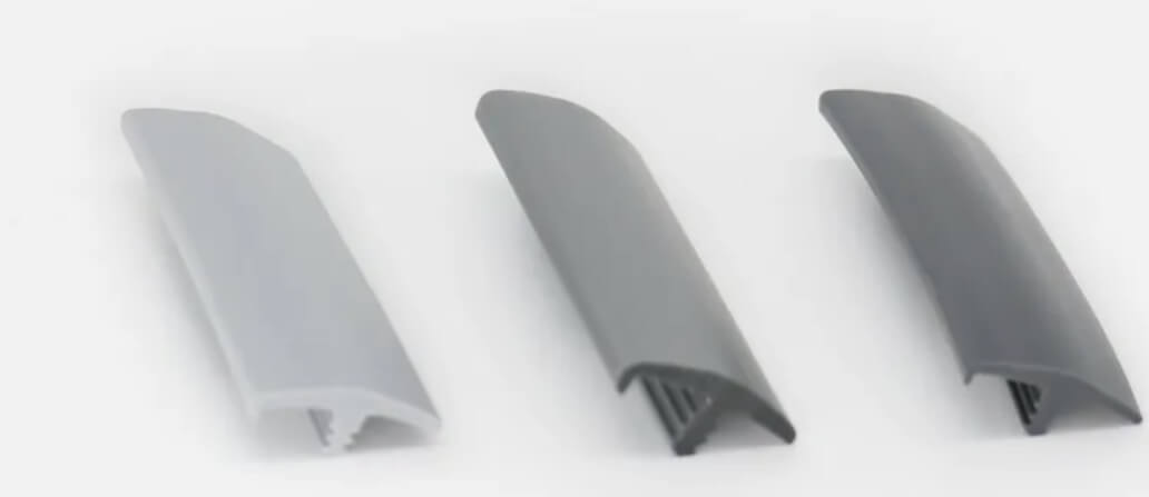 Canto en T gris oscuro de PVC flexible para tablero 15–16 mm.