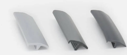 Canto en T gris oscuro de PVC flexible para tablero 15–16 mm.