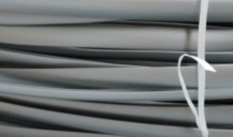 Detalle del perfil en T gris plata para tableros de 15 mm en muebles camper