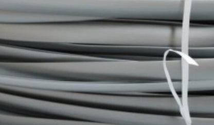 Detalle del perfil en T gris plata para tableros de 15 mm en muebles camper