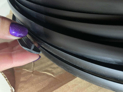 Canto en T negro de PVC flexible para tablero 15–16 mm.