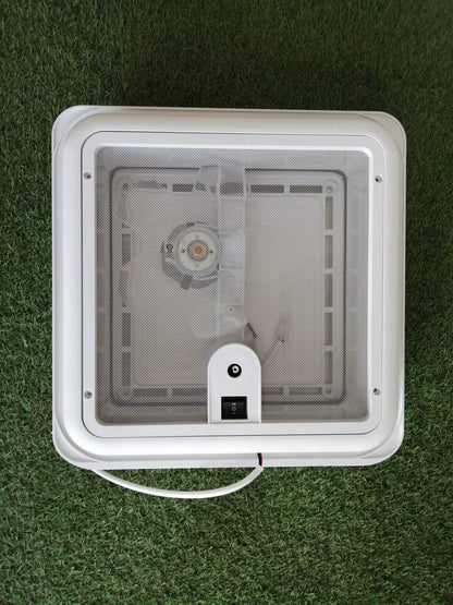 Instalación de claraboya con ventilador 28x28 cm 12V en techo de furgoneta camper.