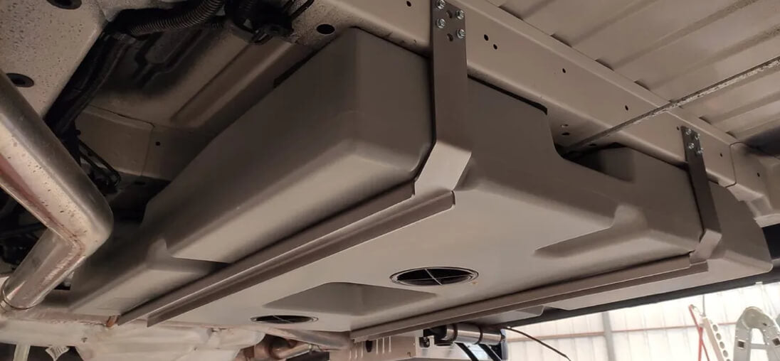 Detalle de conexiones de entrada, salida y respiro del depósito 113 L.