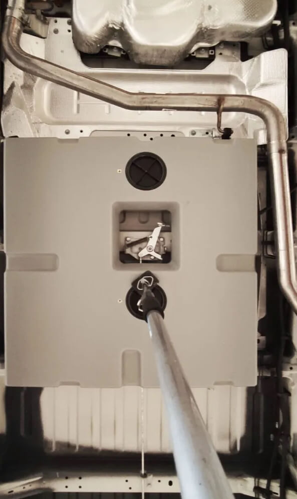 Esquema con medidas técnicas del depósito bajo 113 L.