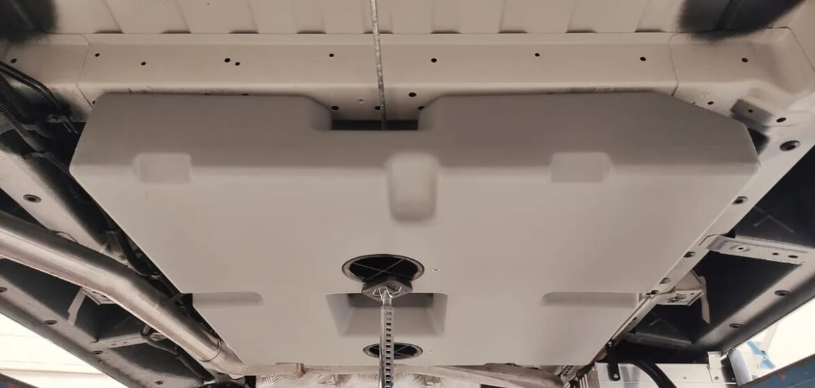 Detalle de conexiones de entrada, salida y respiro del depósito 113 L.