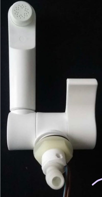 Detalle del grifo Reich Style 2002 blanco con interruptor integrado