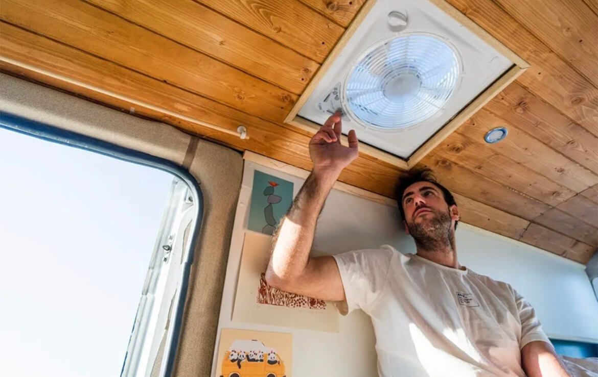 Instalación de claraboya 40×40 con sellado butilo/Sikaflex