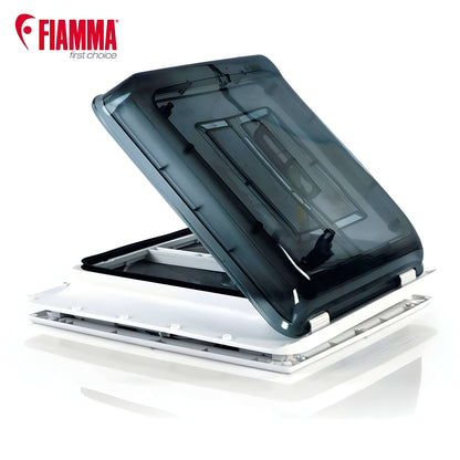 Claraboya Fiamma Vent 40x40 abierta en techo de furgoneta camper