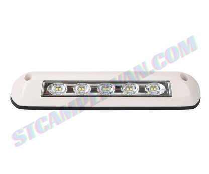 Foco 5 LED negro usado en interior de garaje de camper