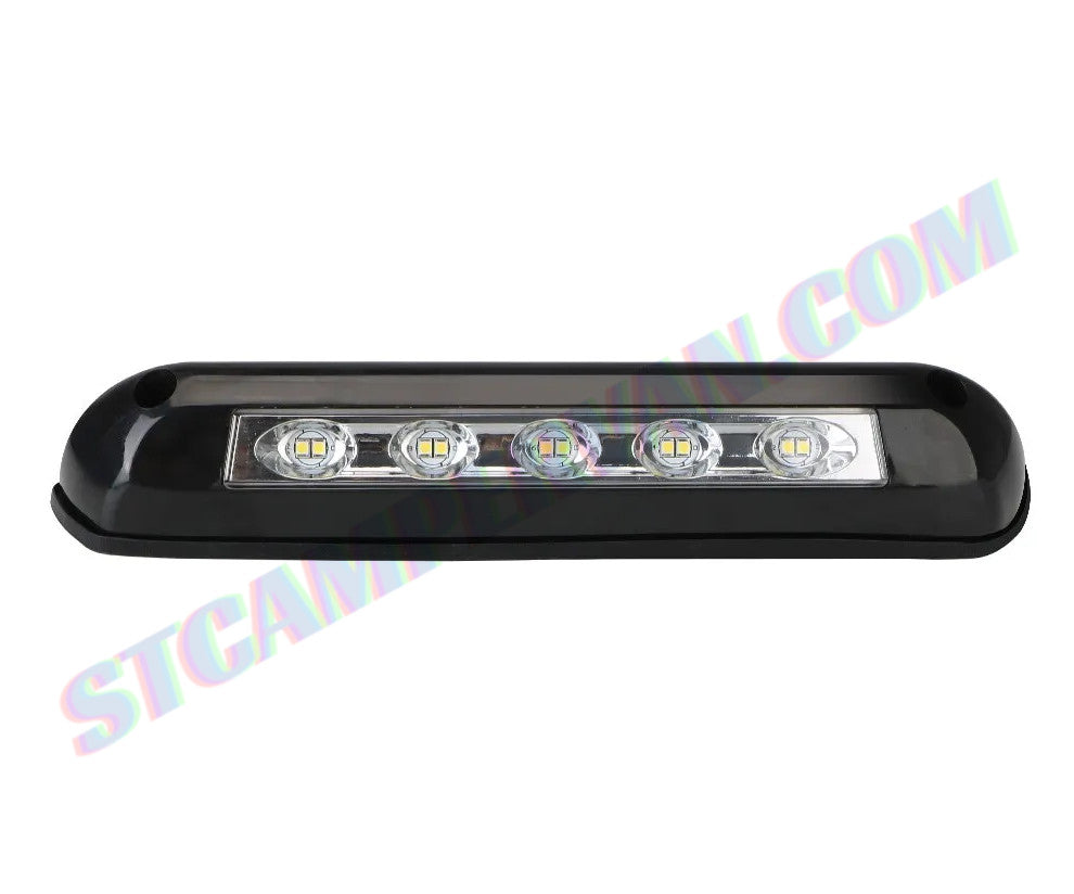 Foco 5 LED negro usado en interior de garaje de camper