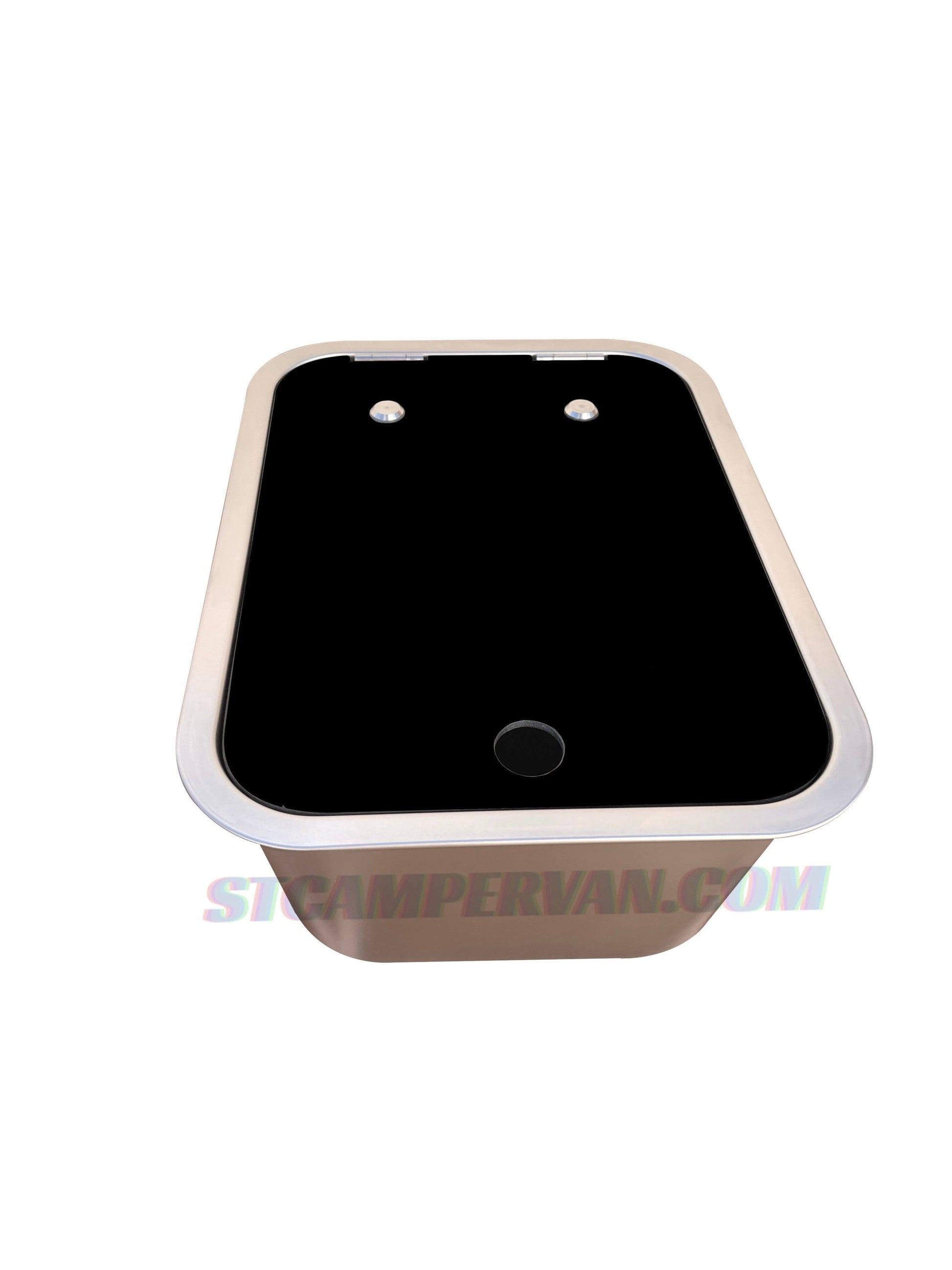 Instalación del fregadero 27×36 con salida acodada hacia desagüe.