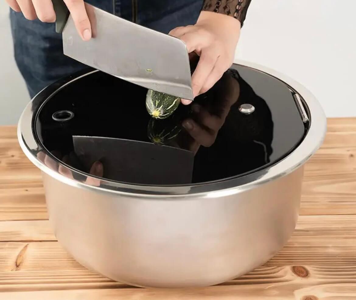 Tapa de cristal abatible del fregadero creando superficie extra