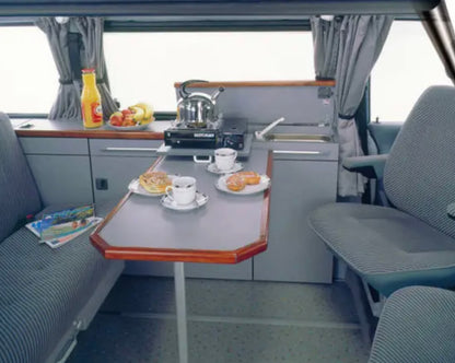 Guía de mesa recortada e instalada en camper o autocaravana