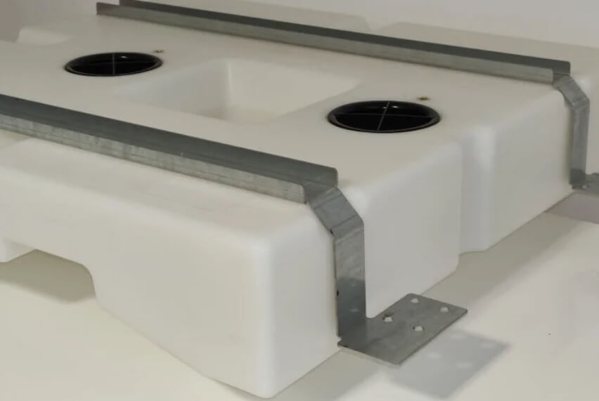 Detalle de correas, escuadras y tornillería del kit 113 L Ducato.