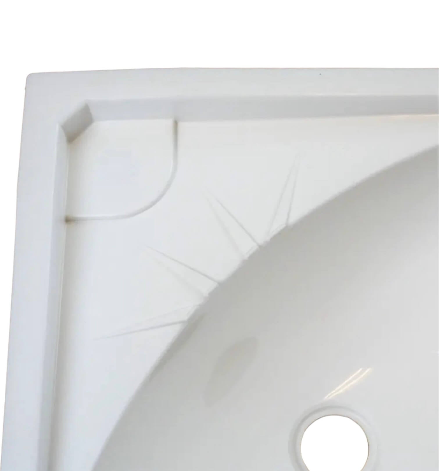 Lavabo esquinero 33×33 cm instalado en baño compacto de camper.