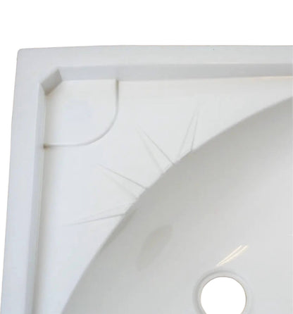 Lavabo esquinero 33×33 cm instalado en baño compacto de camper.