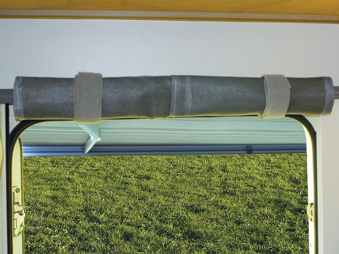 Apertura central con paneles superpuestos en mosquitera Fiamma