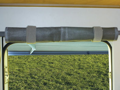 Apertura central con paneles superpuestos en mosquitera Fiamma