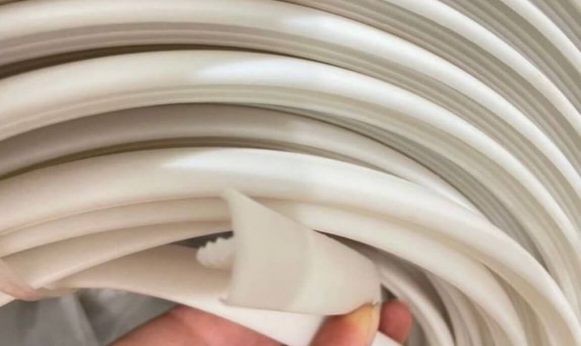 Corte transversal de canto en T instalado en tablero