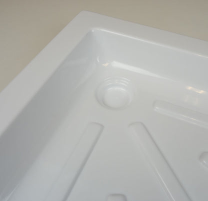 Detalle del orificio de desagüe Ø60 mm en el plato 665×665.