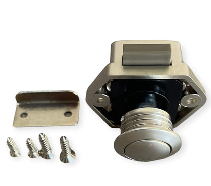 Cierre pulsador instalado en mueble camper