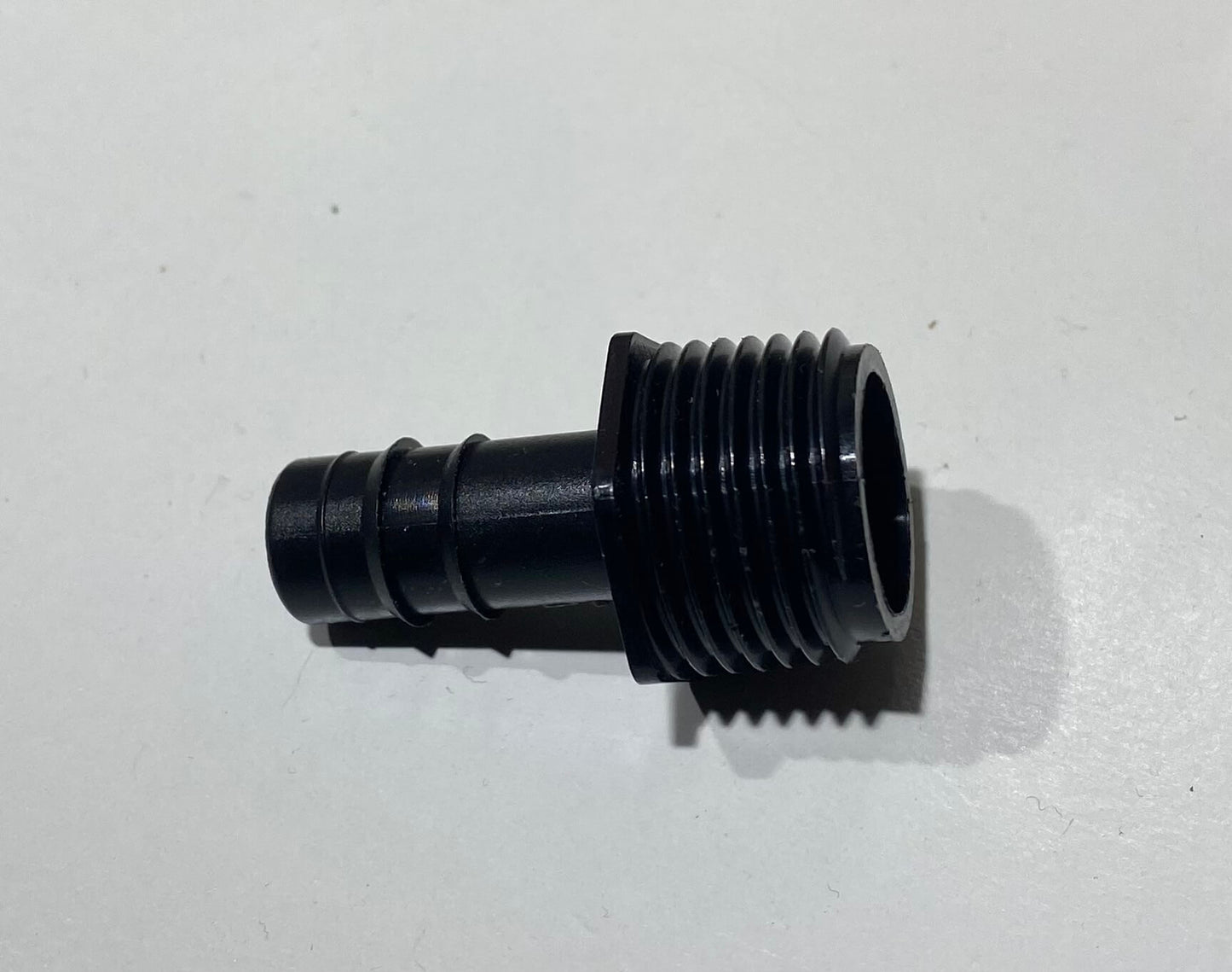 Detalle del racor 10 mm con zona estriada para manguera.