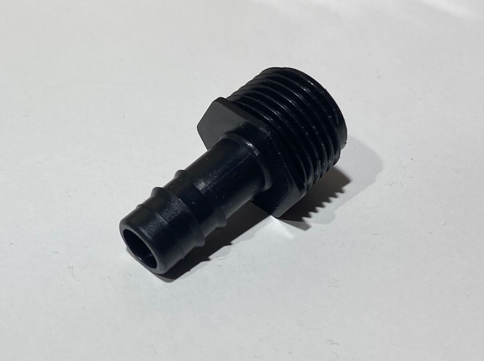 Racor de plástico negro 10 mm para agua en camper.