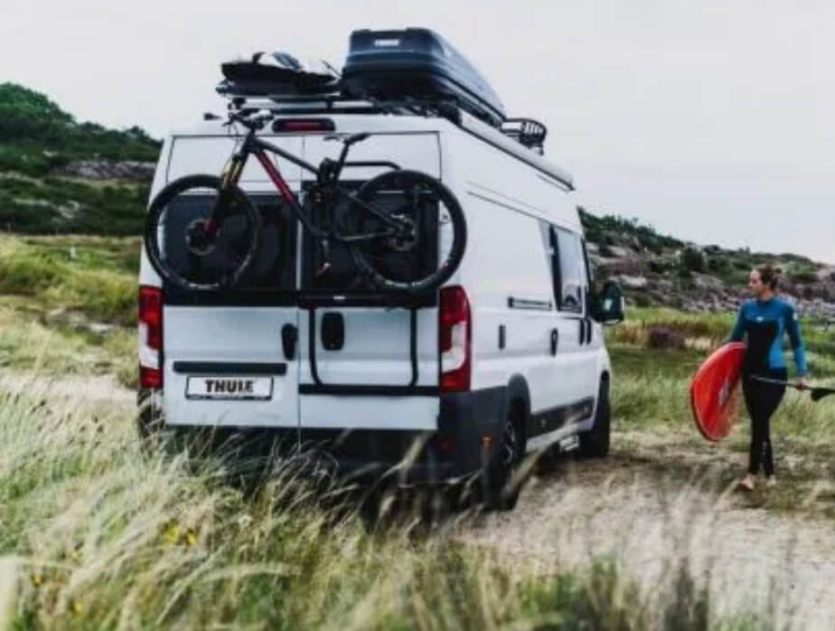 Detalle de anclajes sin taladros del Thule Elite Van XT.