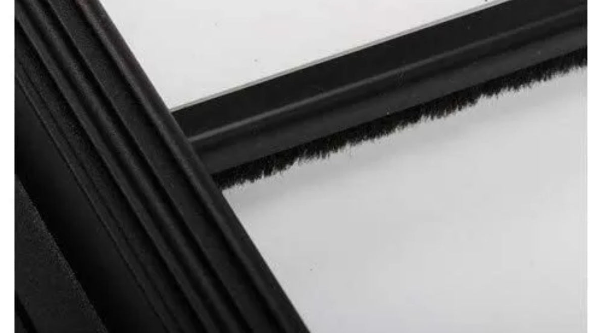 Detalle del marco de aluminio de la ventana corredera 900x500 para camper