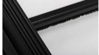 Detalle del marco de aluminio de la ventana corredera 900x500 para camper