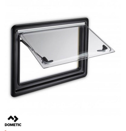Ventana Dometic S4 900×500 con mosquitera y oscurecedor integrados.